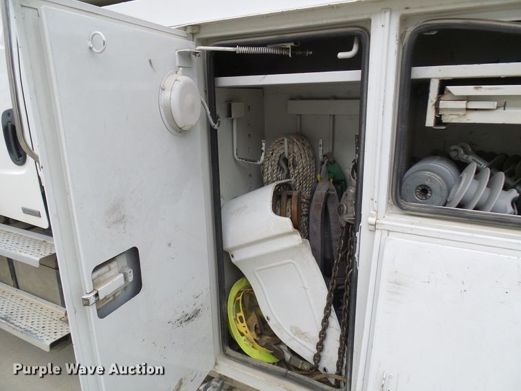 image for item DN6762 2005 Freightliner Business Class M2  digger derrick truck