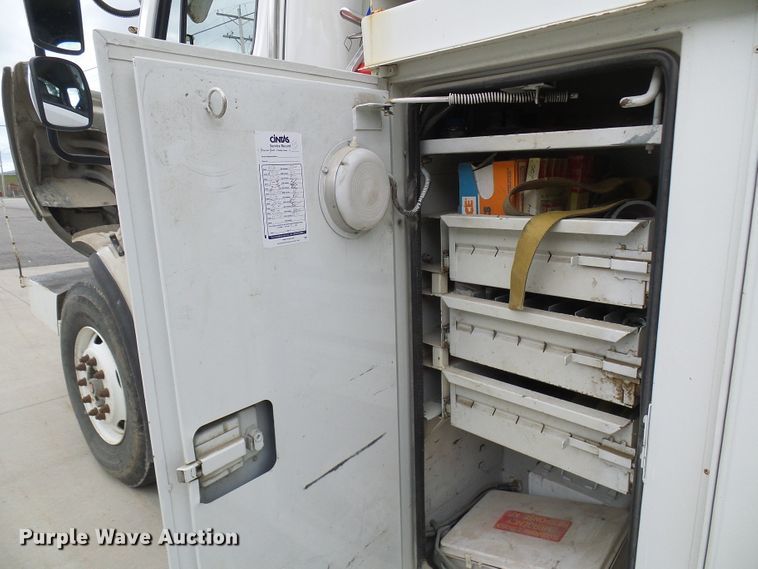 image for item DN6762 2005 Freightliner Business Class M2  digger derrick truck