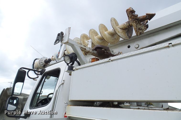 image for item DN6762 2005 Freightliner Business Class M2  digger derrick truck