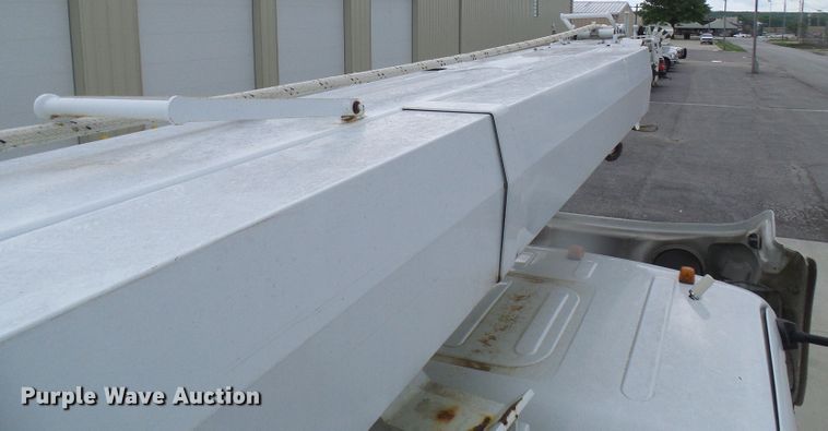 image for item DN6762 2005 Freightliner Business Class M2  digger derrick truck