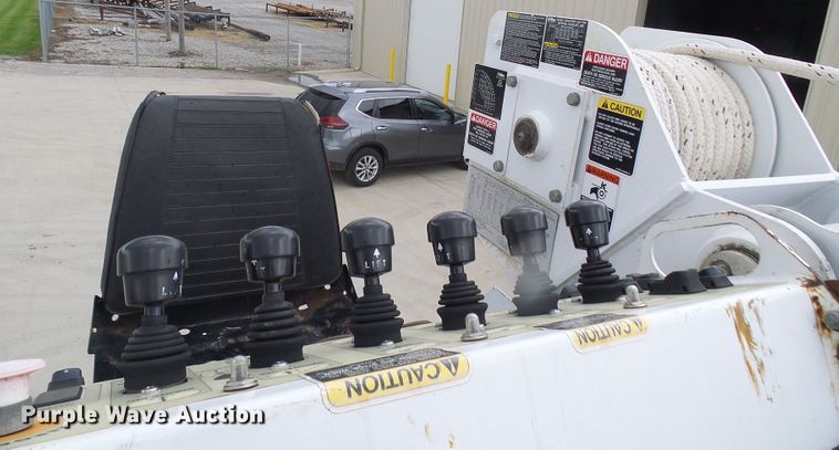 image for item DN6762 2005 Freightliner Business Class M2  digger derrick truck