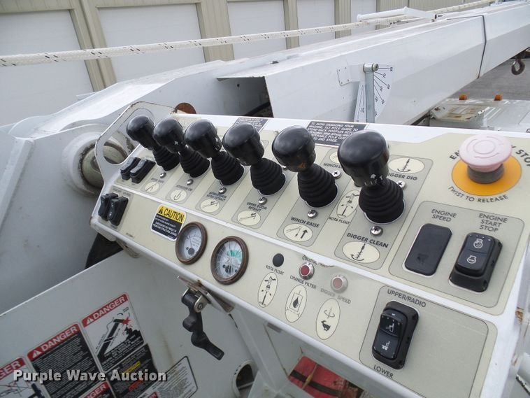 image for item DN6762 2005 Freightliner Business Class M2  digger derrick truck