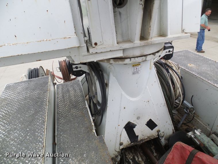 image for item DN6762 2005 Freightliner Business Class M2  digger derrick truck