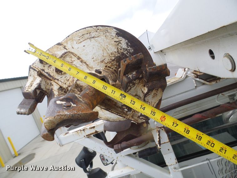 image for item DN6762 2005 Freightliner Business Class M2  digger derrick truck