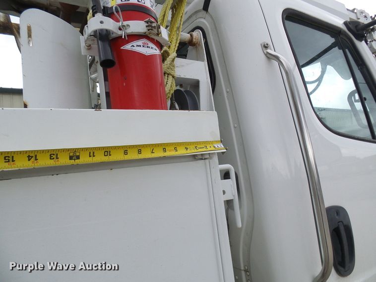 image for item DN6762 2005 Freightliner Business Class M2  digger derrick truck