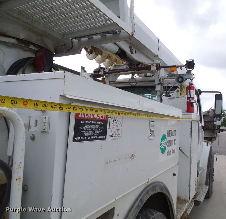 image for item DN6762 2005 Freightliner Business Class M2  digger derrick truck