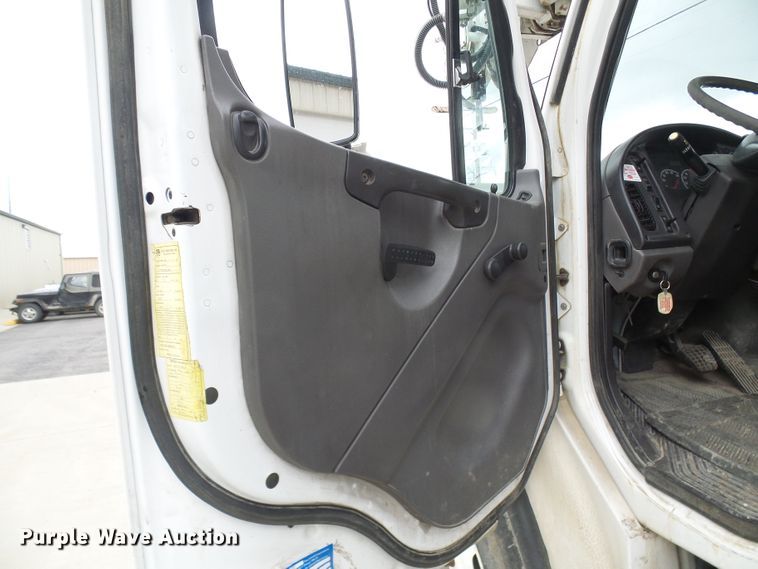 image for item DN6762 2005 Freightliner Business Class M2  digger derrick truck