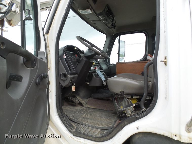 image for item DN6762 2005 Freightliner Business Class M2  digger derrick truck