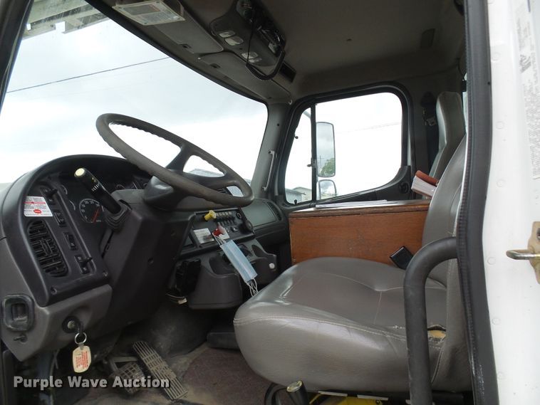 image for item DN6762 2005 Freightliner Business Class M2  digger derrick truck