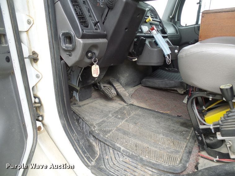 image for item DN6762 2005 Freightliner Business Class M2  digger derrick truck