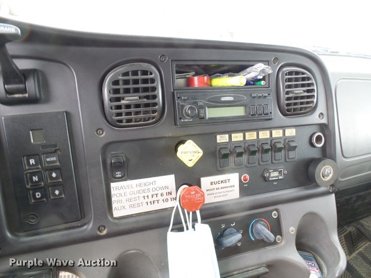 image for item DN6762 2005 Freightliner Business Class M2  digger derrick truck