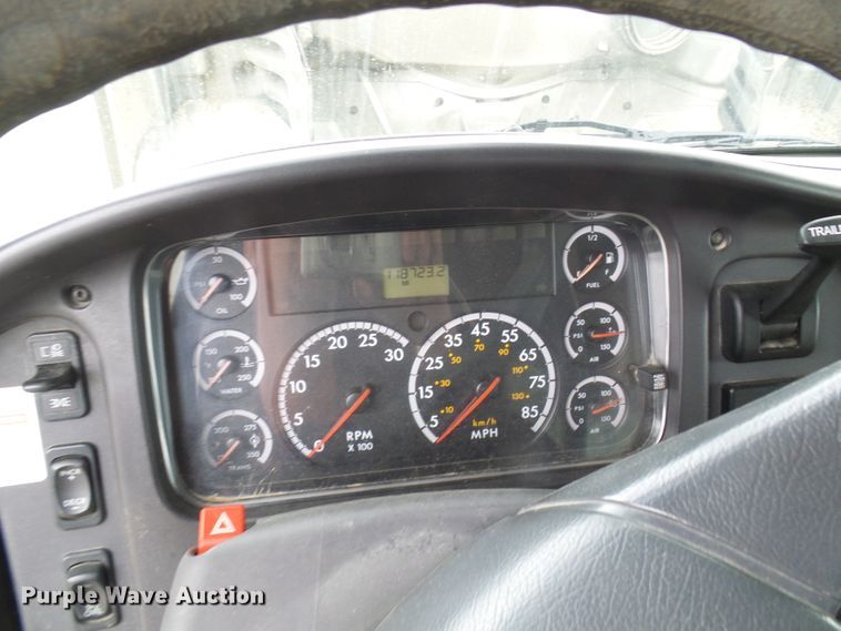 image for item DN6762 2005 Freightliner Business Class M2  digger derrick truck