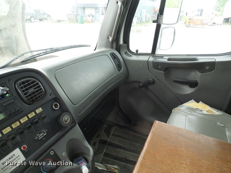 image for item DN6762 2005 Freightliner Business Class M2  digger derrick truck