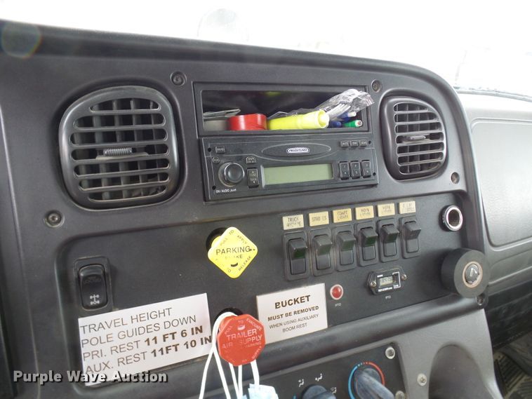 image for item DN6762 2005 Freightliner Business Class M2  digger derrick truck