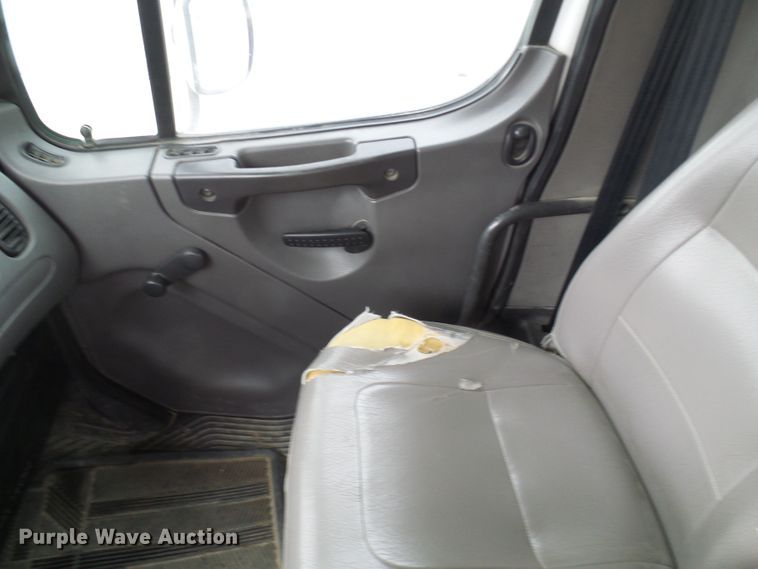 image for item DN6762 2005 Freightliner Business Class M2  digger derrick truck