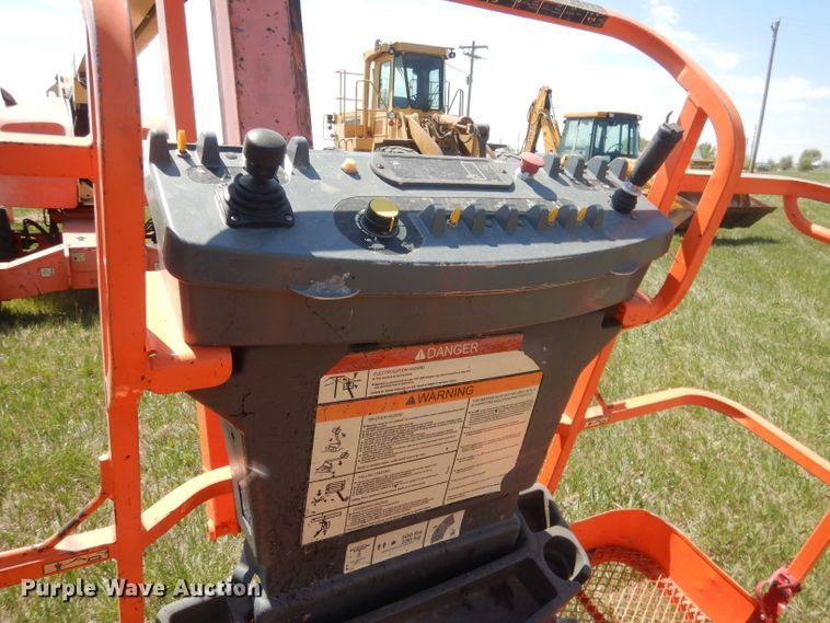 image for item FI9064 2002 JLG 460SJ  boom lift