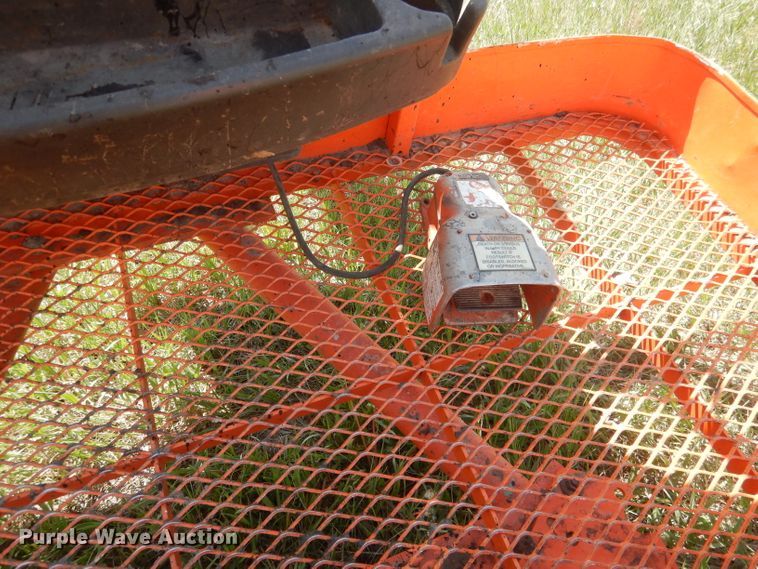 image for item FI9064 2002 JLG 460SJ  boom lift