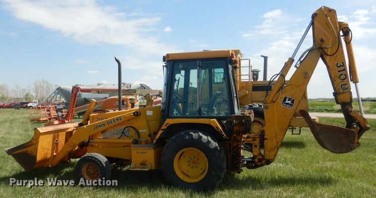 image for item FI9066 1991 John Deere 310D  backhoe