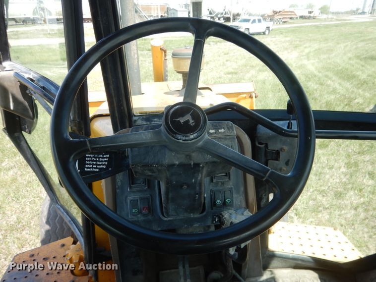 image for item FI9066 1991 John Deere 310D  backhoe