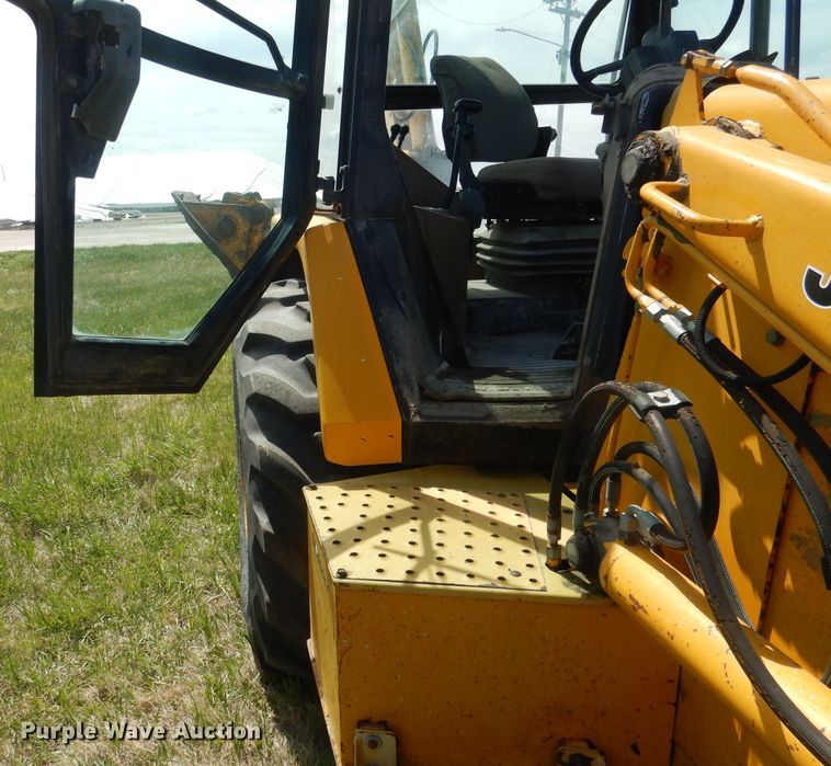 image for item FI9066 1991 John Deere 310D  backhoe