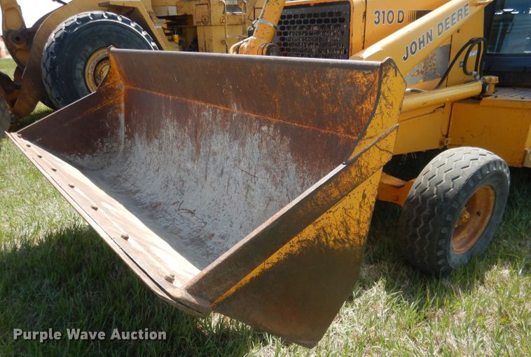 image for item FI9066 1991 John Deere 310D  backhoe