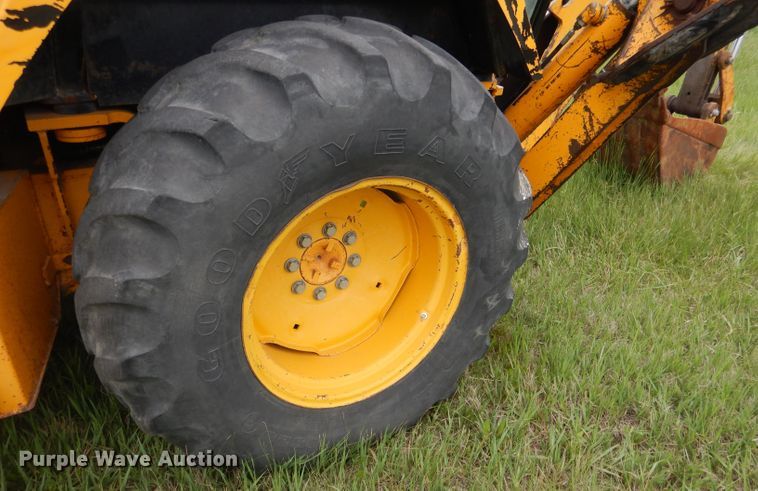 image for item FI9066 1991 John Deere 310D  backhoe