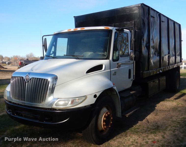 image for item HE9640 2005 International 4200  chipper truck