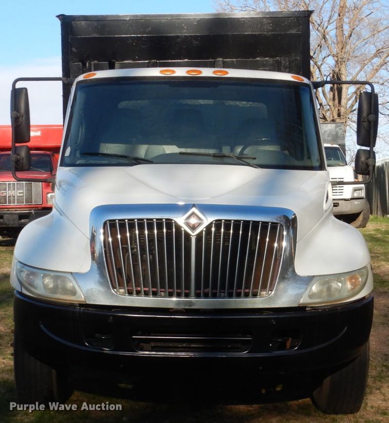 image for item HE9640 2005 International 4200  chipper truck