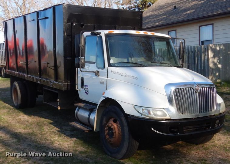 image for item HE9640 2005 International 4200  chipper truck