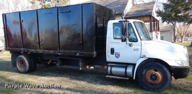 image for item HE9640 2005 International 4200  chipper truck