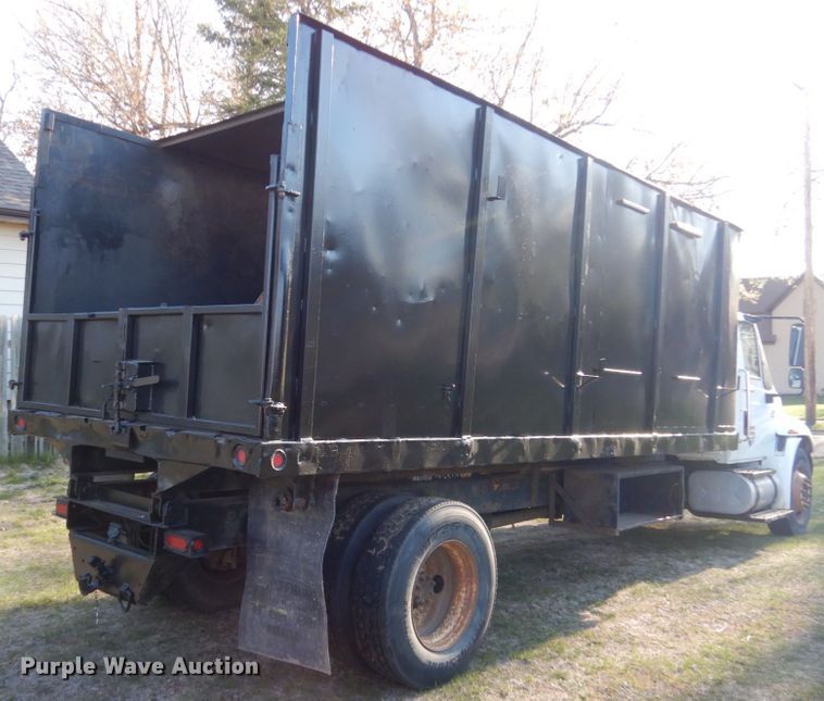 image for item HE9640 2005 International 4200  chipper truck