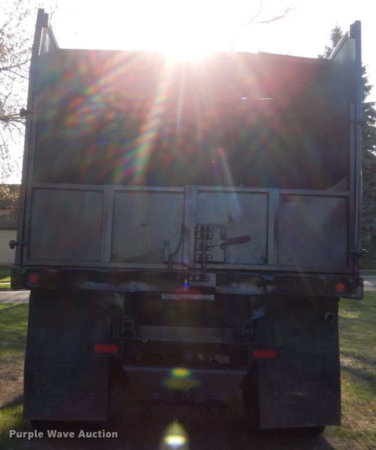 image for item HE9640 2005 International 4200  chipper truck