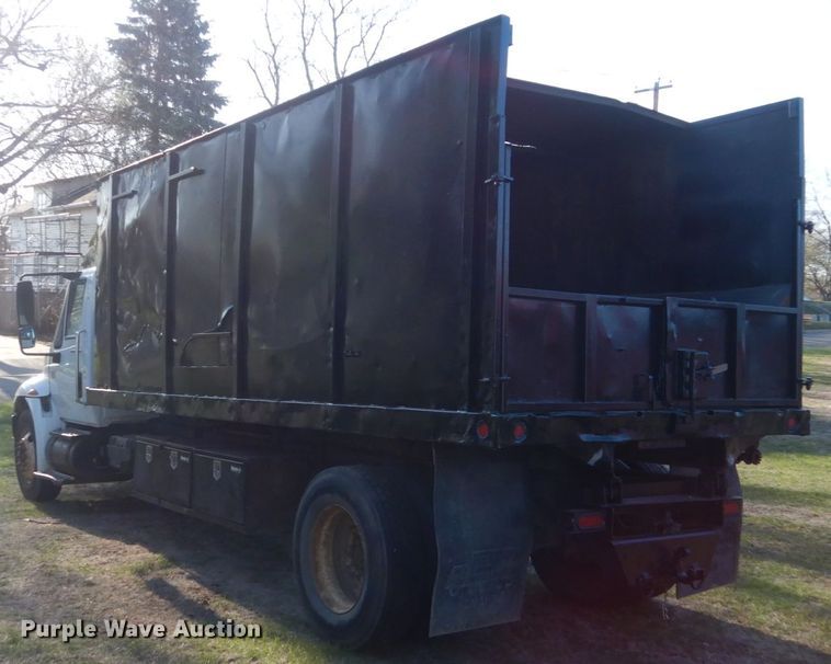 image for item HE9640 2005 International 4200  chipper truck