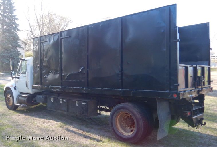 image for item HE9640 2005 International 4200  chipper truck