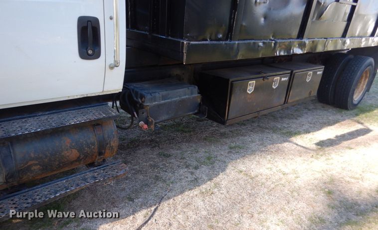 image for item HE9640 2005 International 4200  chipper truck