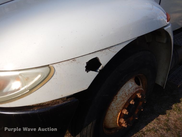 image for item HE9640 2005 International 4200  chipper truck