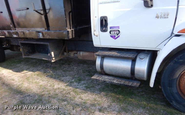 image for item HE9640 2005 International 4200  chipper truck