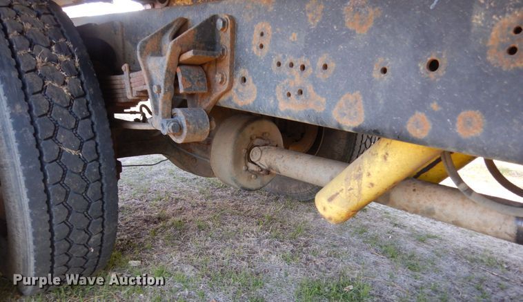 image for item HE9640 2005 International 4200  chipper truck