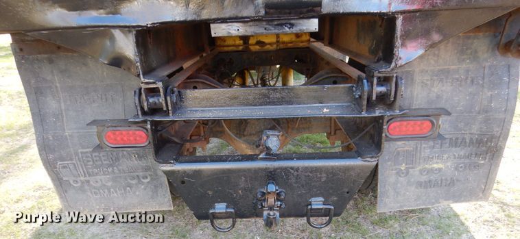 image for item HE9640 2005 International 4200  chipper truck