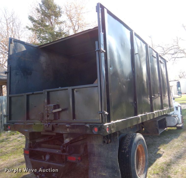 image for item HE9640 2005 International 4200  chipper truck