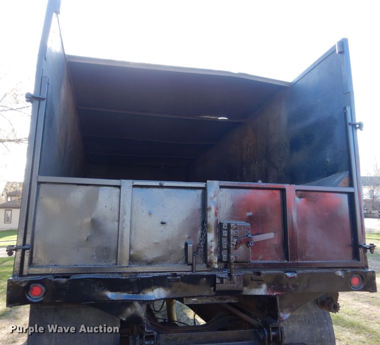 image for item HE9640 2005 International 4200  chipper truck