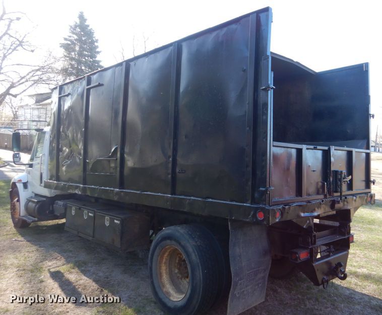 image for item HE9640 2005 International 4200  chipper truck