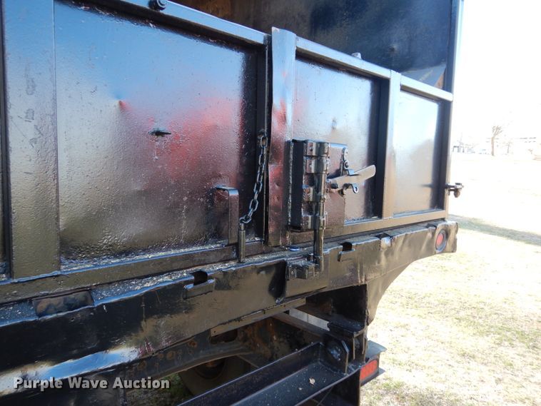 image for item HE9640 2005 International 4200  chipper truck