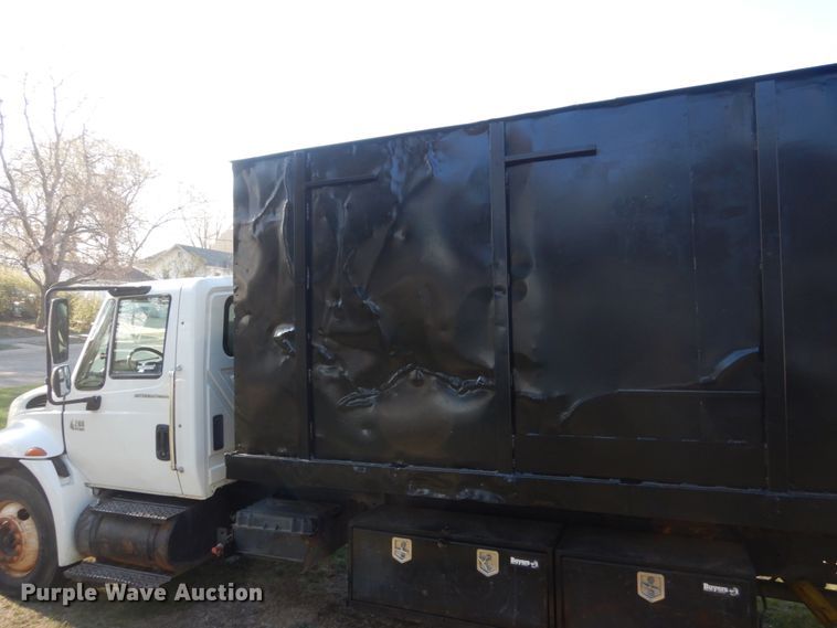 image for item HE9640 2005 International 4200  chipper truck