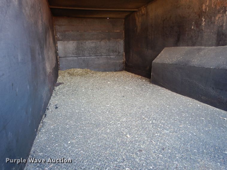 image for item HE9640 2005 International 4200  chipper truck