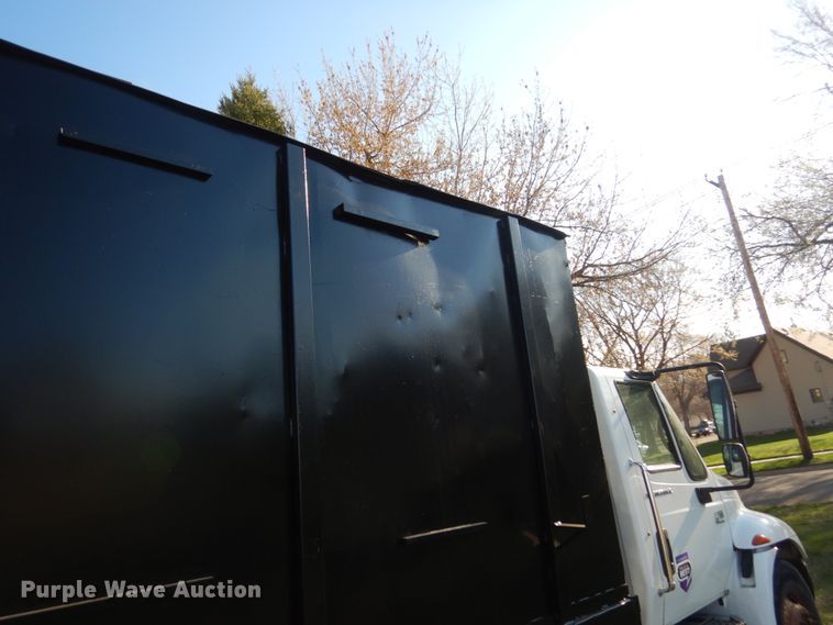 image for item HE9640 2005 International 4200  chipper truck