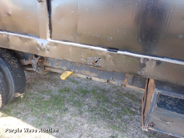 image for item HE9640 2005 International 4200  chipper truck