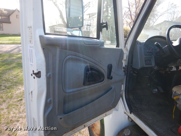 image for item HE9640 2005 International 4200  chipper truck