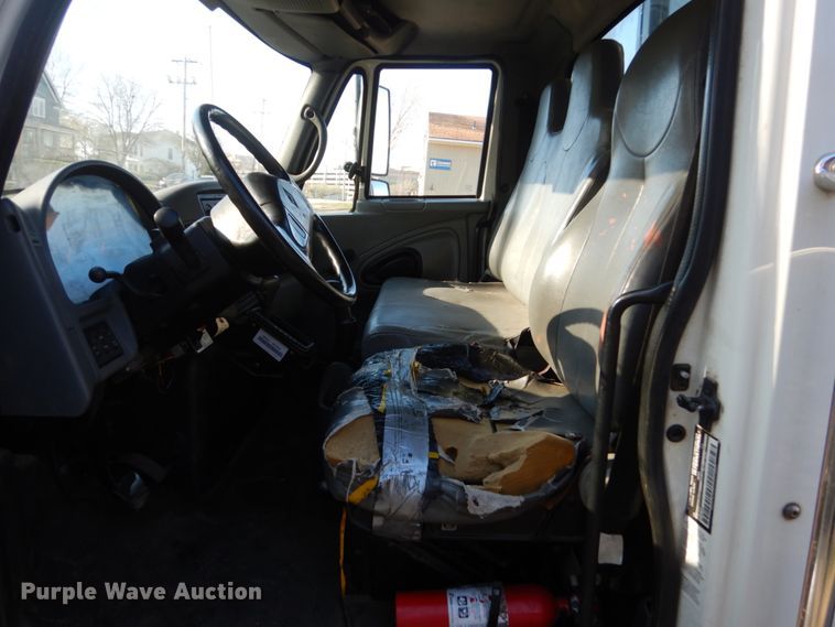 image for item HE9640 2005 International 4200  chipper truck