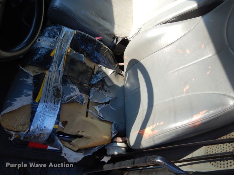 image for item HE9640 2005 International 4200  chipper truck